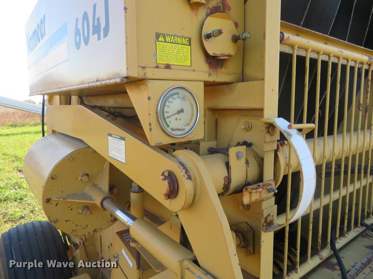 image for item DC0757 1988 Vermeer 604J round baler