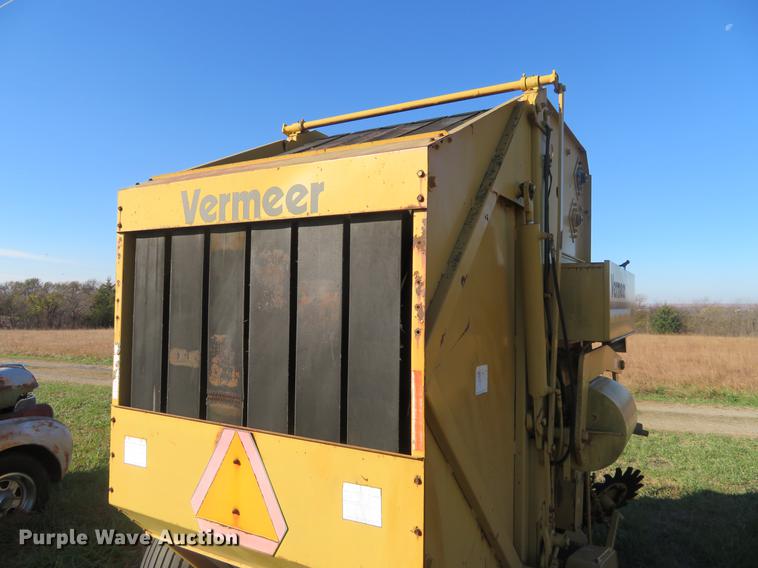 image for item DC0757 1988 Vermeer 604J round baler