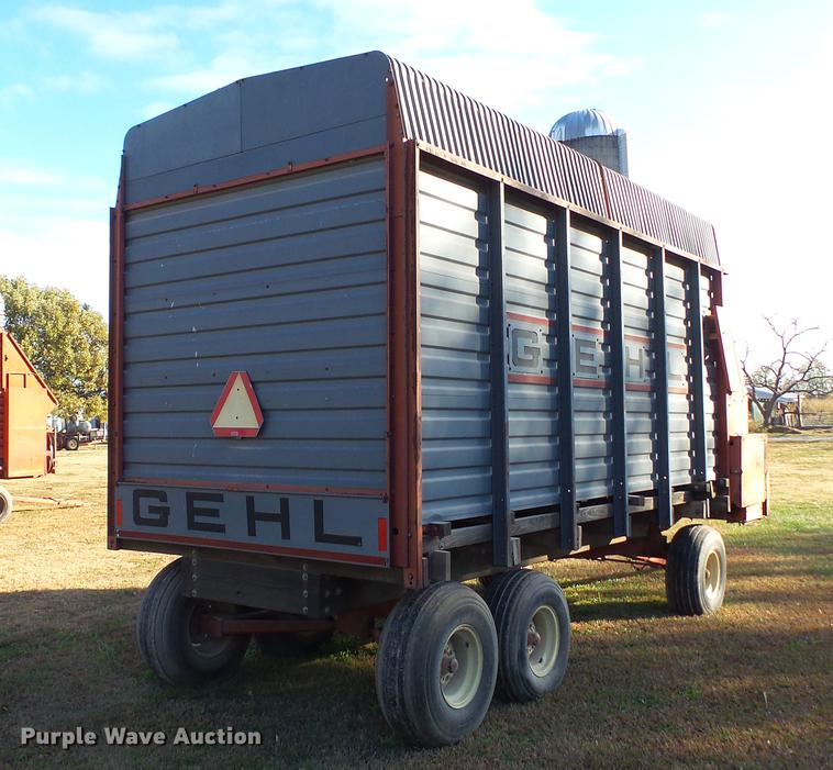 image for item DC1024 Gehl 970 forage wagon