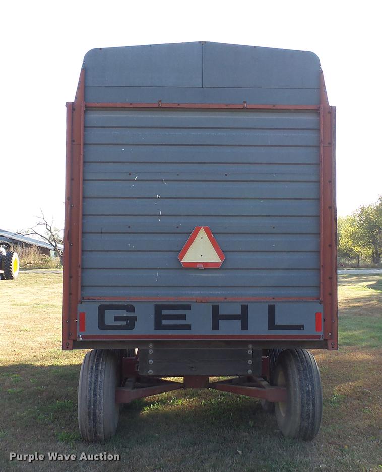 image for item DC1024 Gehl 970 forage wagon