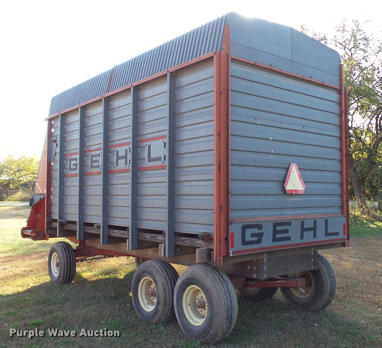 image for item DC1024 Gehl 970 forage wagon