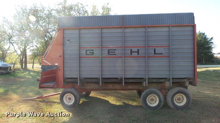 image for item DC1024 Gehl 970 forage wagon