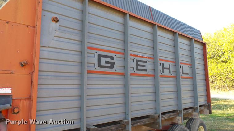 image for item DC1024 Gehl 970 forage wagon