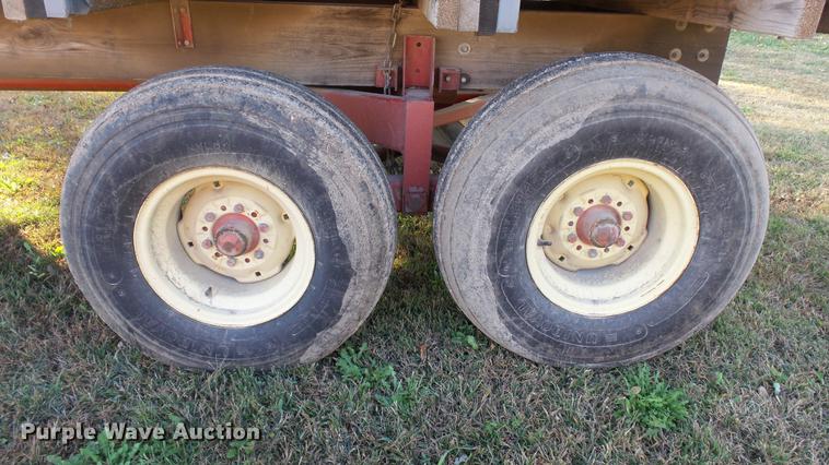 image for item DC1024 Gehl 970 forage wagon