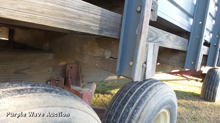 image for item DC1024 Gehl 970 forage wagon