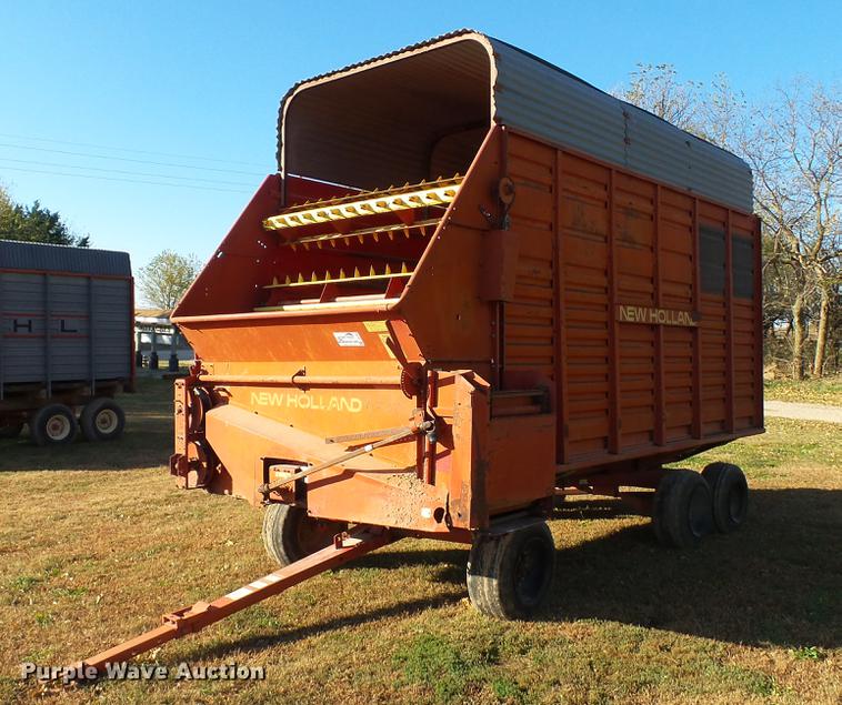 image for item DC1025 New Holland Crop Carrier 8 forage wagon