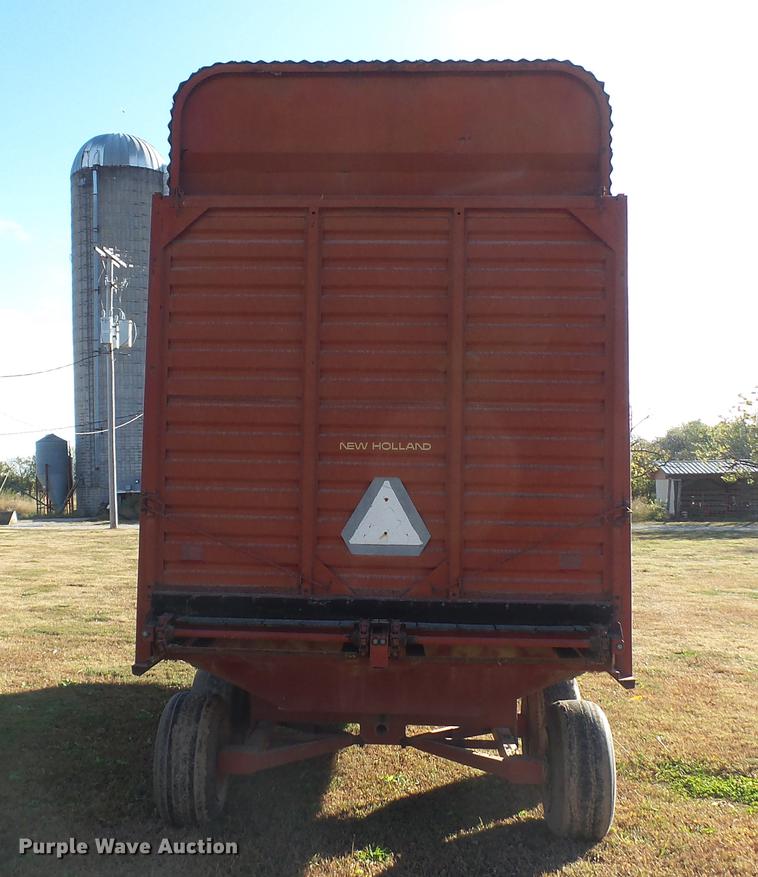 image for item DC1025 New Holland Crop Carrier 8 forage wagon