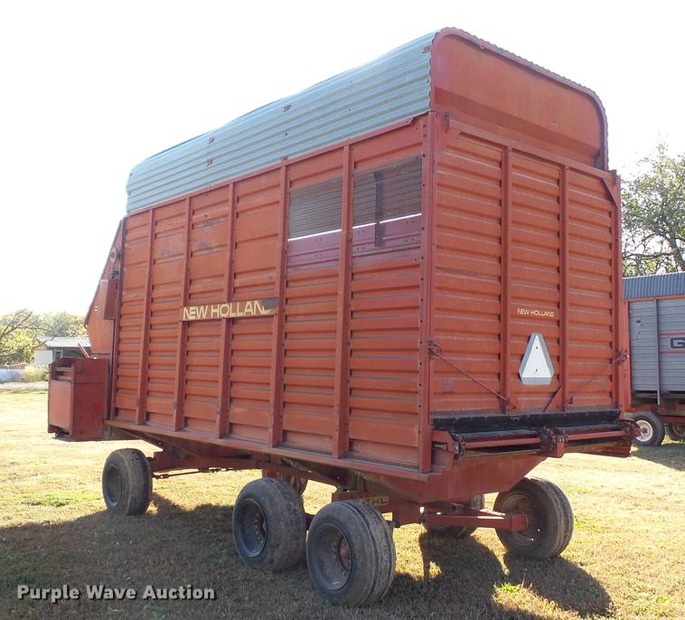 image for item DC1025 New Holland Crop Carrier 8 forage wagon
