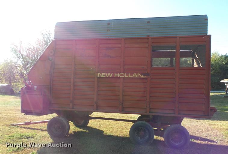 image for item DC1025 New Holland Crop Carrier 8 forage wagon