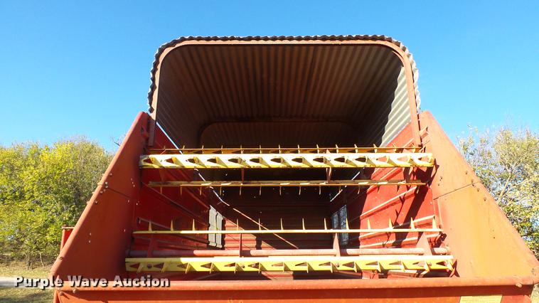 image for item DC1025 New Holland Crop Carrier 8 forage wagon