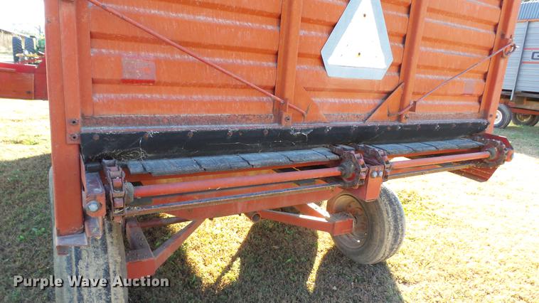 image for item DC1025 New Holland Crop Carrier 8 forage wagon