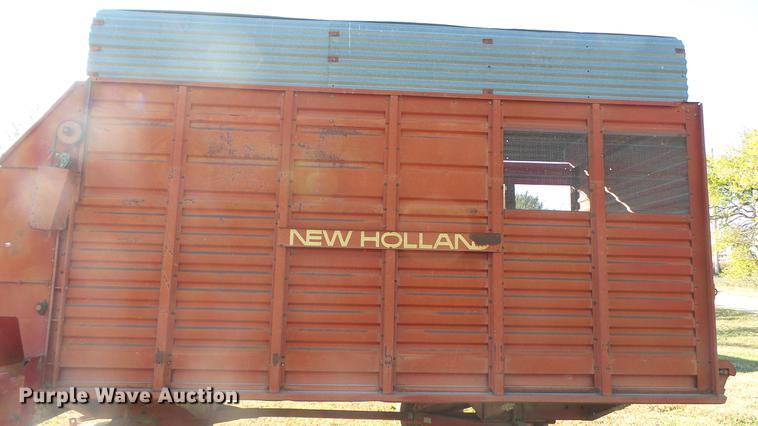 image for item DC1025 New Holland Crop Carrier 8 forage wagon