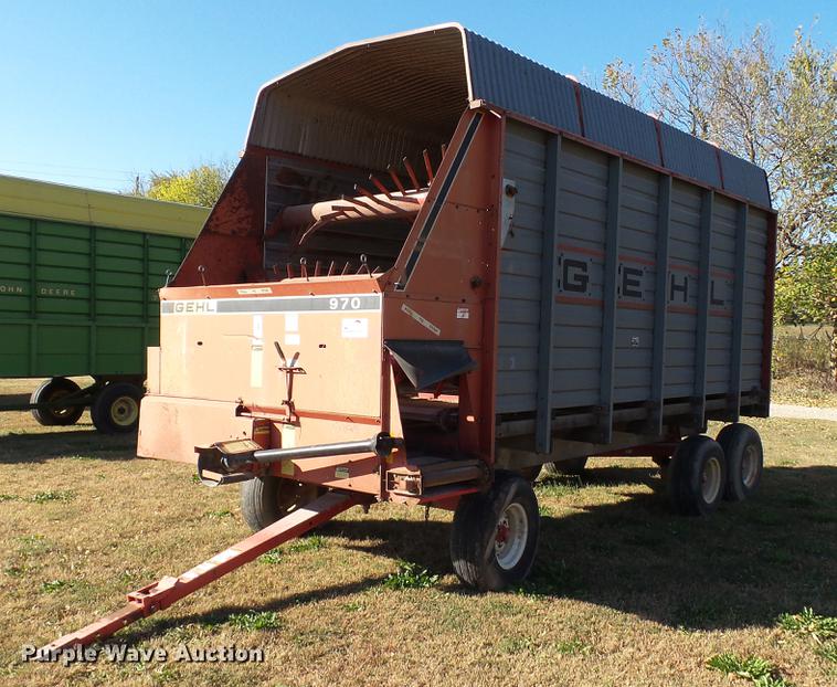 image for item DC1027 Gehl 970 forage wagon