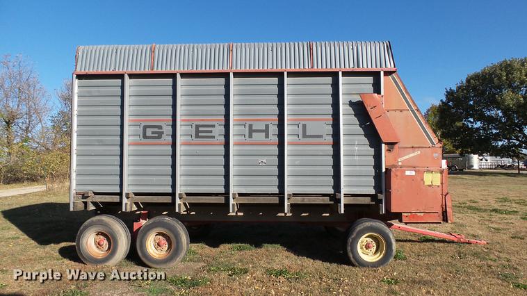 image for item DC1027 Gehl 970 forage wagon