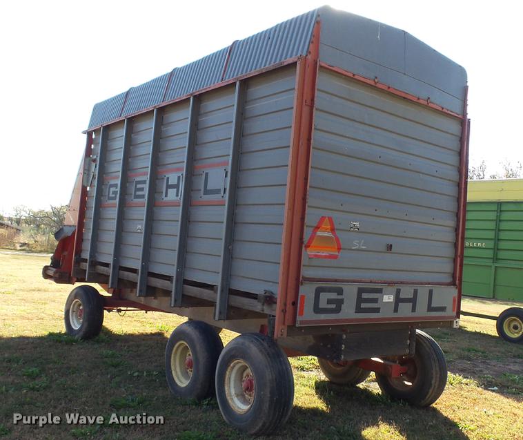 image for item DC1027 Gehl 970 forage wagon