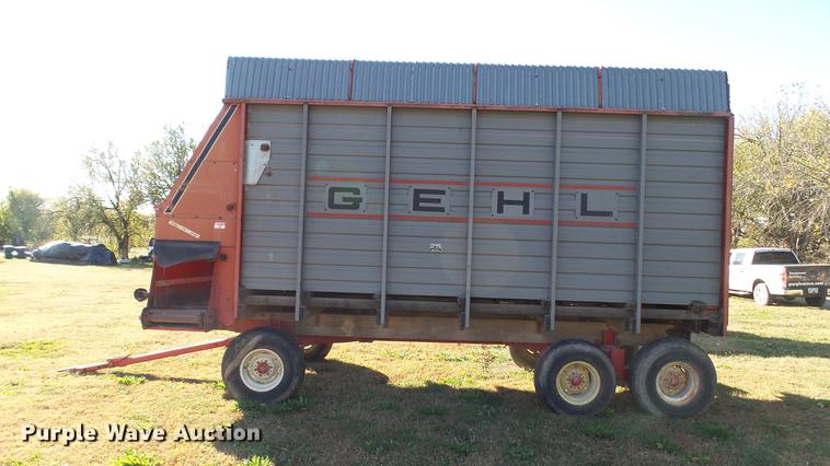 image for item DC1027 Gehl 970 forage wagon