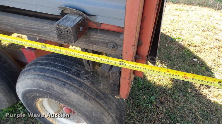 image for item DC1027 Gehl 970 forage wagon