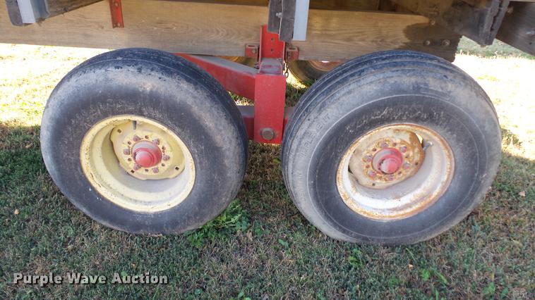 image for item DC1027 Gehl 970 forage wagon