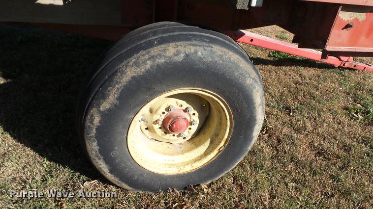 image for item DC1027 Gehl 970 forage wagon