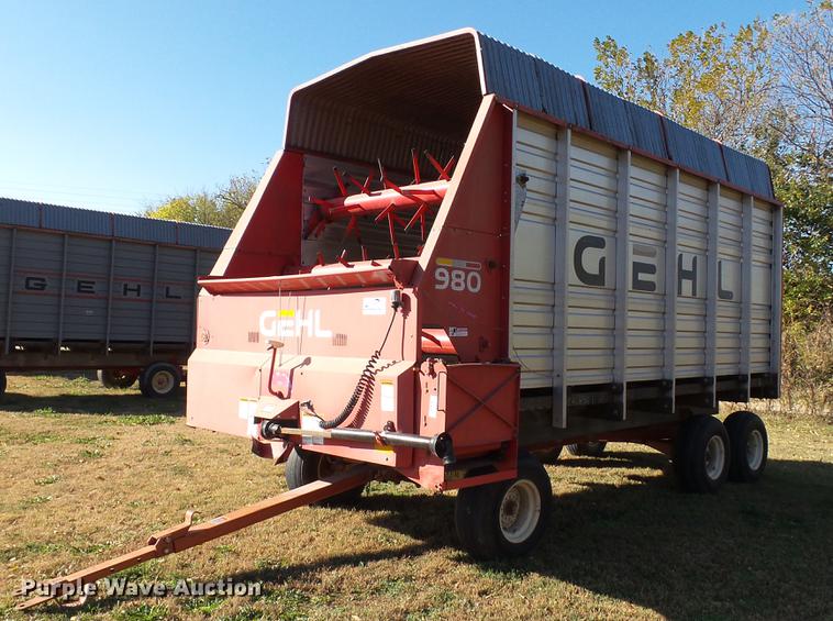 image for item DC1028 Gehl 980 forage wagon