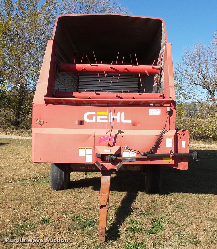 image for item DC1028 Gehl 980 forage wagon