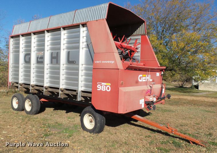 image for item DC1028 Gehl 980 forage wagon