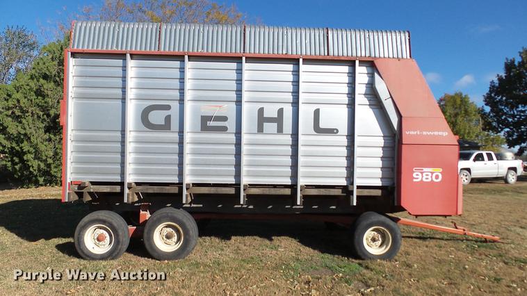 image for item DC1028 Gehl 980 forage wagon