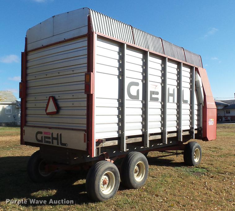 image for item DC1028 Gehl 980 forage wagon