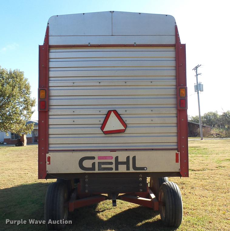 image for item DC1028 Gehl 980 forage wagon