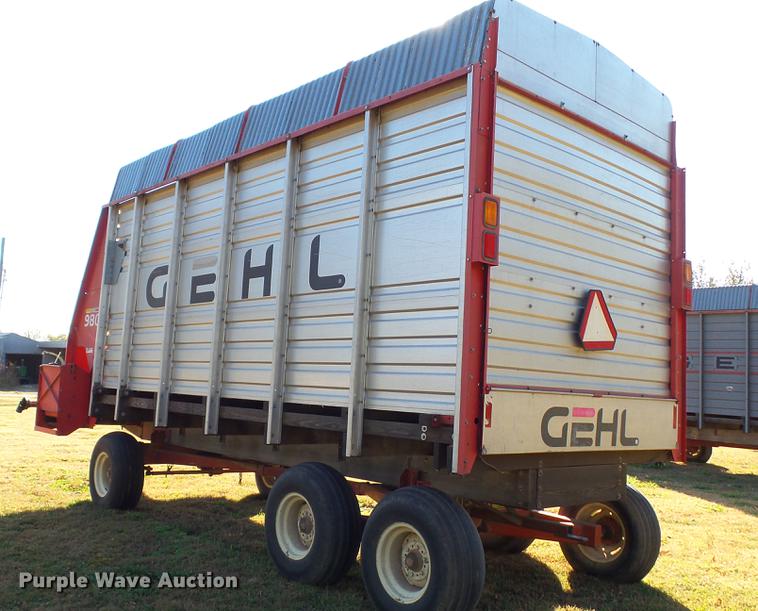 image for item DC1028 Gehl 980 forage wagon