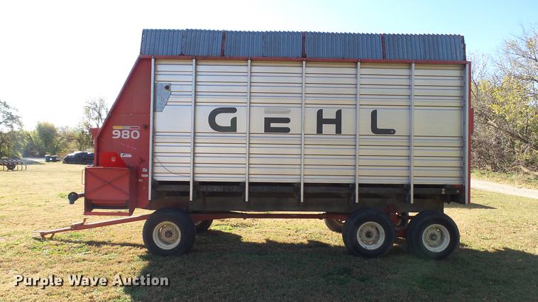 image for item DC1028 Gehl 980 forage wagon
