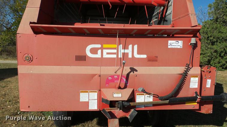 image for item DC1028 Gehl 980 forage wagon