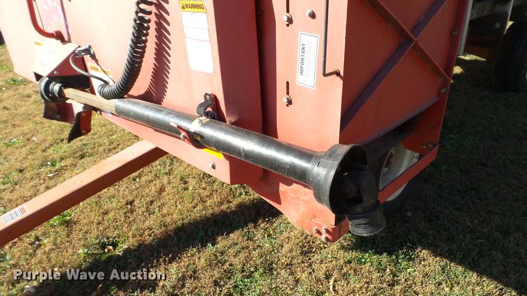 image for item DC1028 Gehl 980 forage wagon