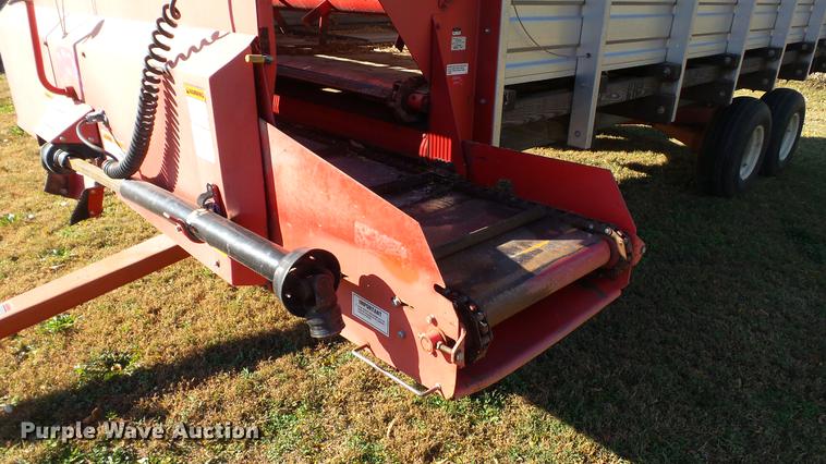 image for item DC1028 Gehl 980 forage wagon