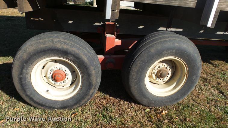 image for item DC1028 Gehl 980 forage wagon