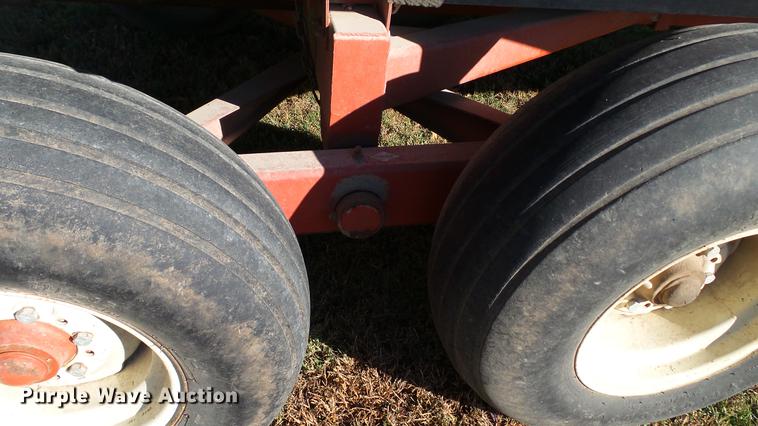 image for item DC1028 Gehl 980 forage wagon