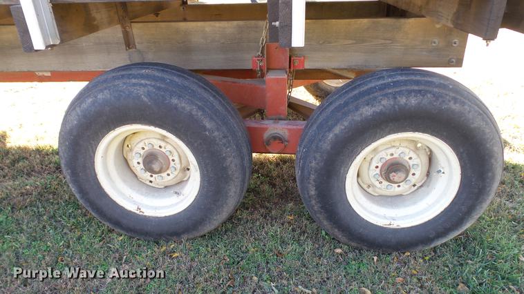 image for item DC1028 Gehl 980 forage wagon