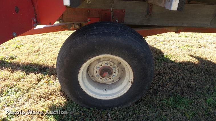 image for item DC1028 Gehl 980 forage wagon