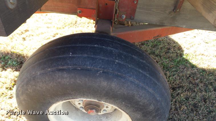 image for item DC1028 Gehl 980 forage wagon