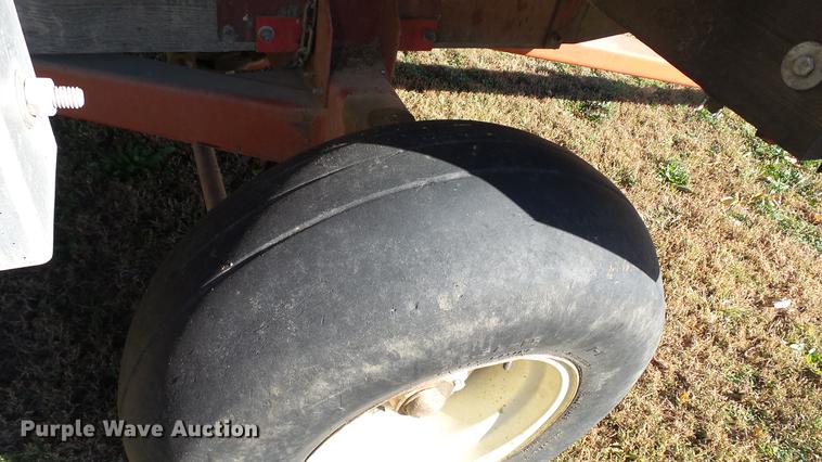 image for item DC1028 Gehl 980 forage wagon