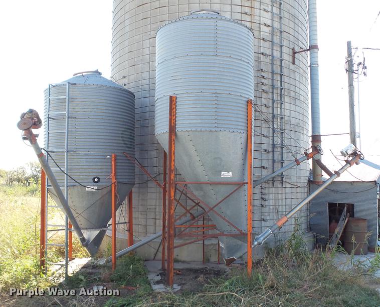 Galvanized grain storage bin in White City, KS Item DC1030 sold