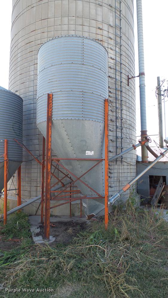 Galvanized grain storage bin in White City, KS Item DC1030 sold