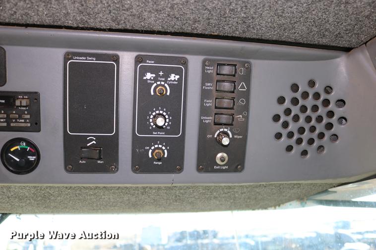 image for item DC3708 1996 Gleaner R72 combine