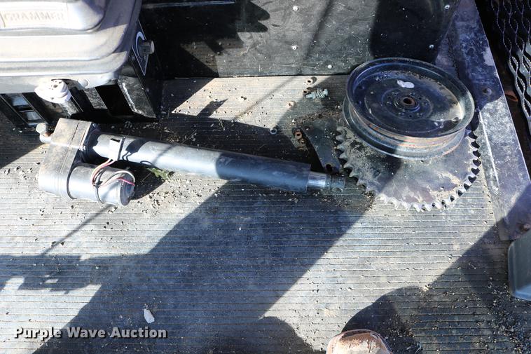 image for item DC3708 1996 Gleaner R72 combine