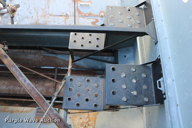 image for item DC3708 1996 Gleaner R72 combine