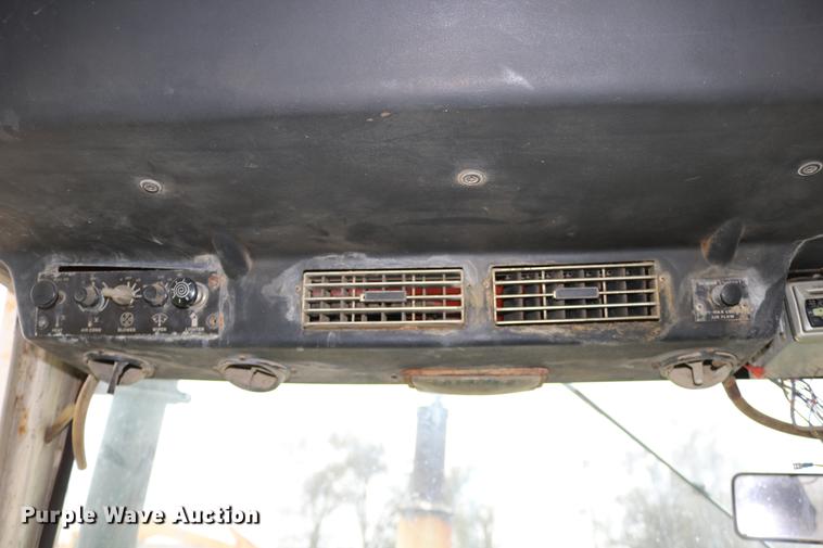 image for item DC3724 1975 Case 1175 tractor