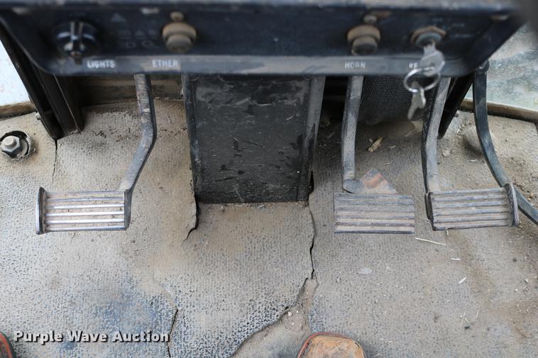 image for item DC3741 1984 International 5088 MFWD tractor