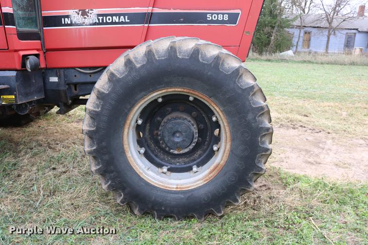 image for item DC3741 1984 International 5088 MFWD tractor