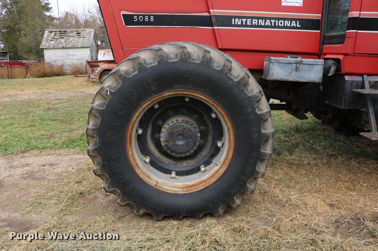 image for item DC3741 1984 International 5088 MFWD tractor