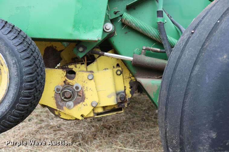 image for item DC3743 1990 John Deere 535 round baler